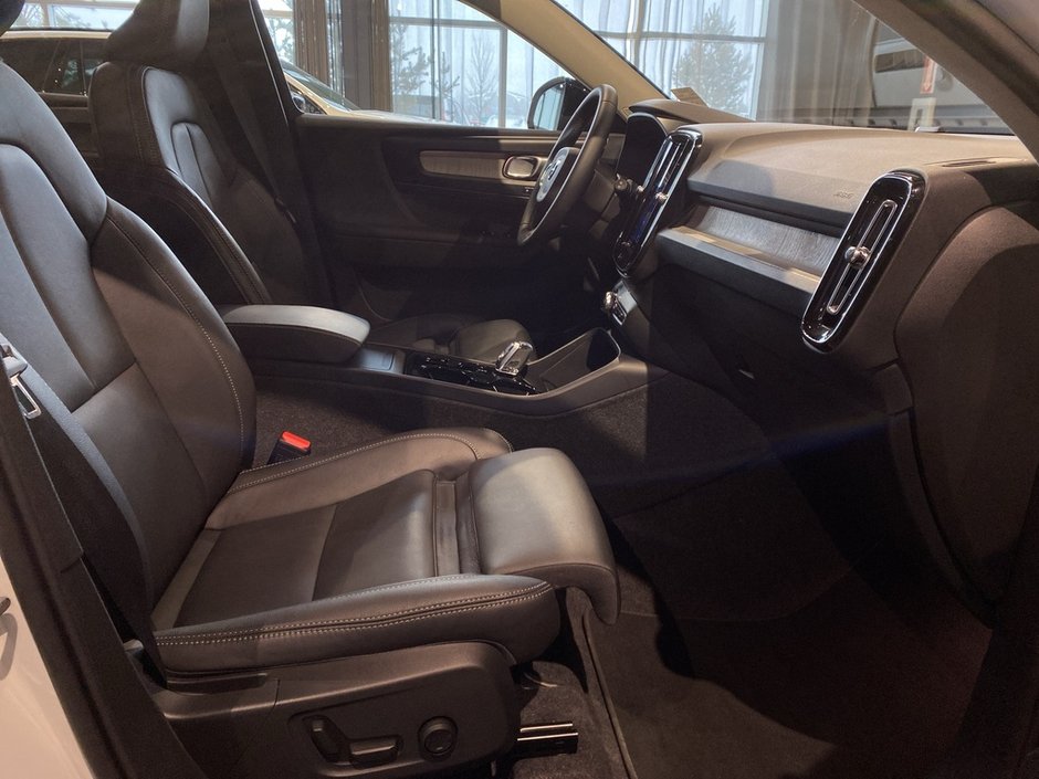 2025 Volvo XC40 B5 AWD Plus Dark Theme-21