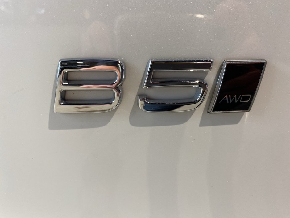 2025 Volvo XC40 B5 AWD Plus Dark Theme-25