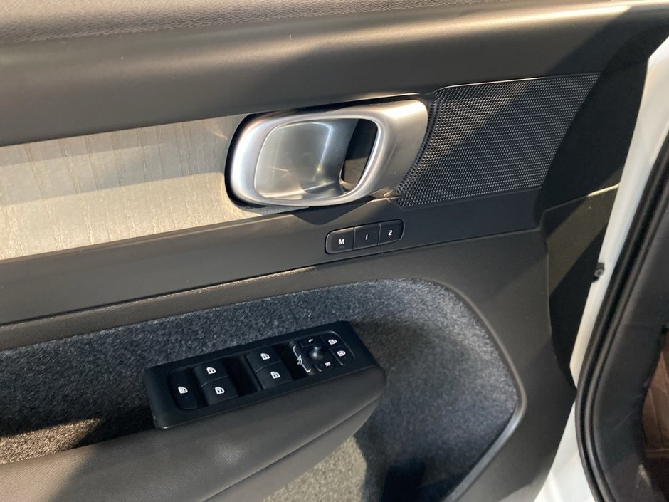 2025 Volvo XC40 B5 AWD Plus Dark Theme-11