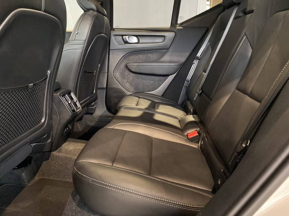 2025 Volvo XC40 B5 AWD Plus Dark Theme-17