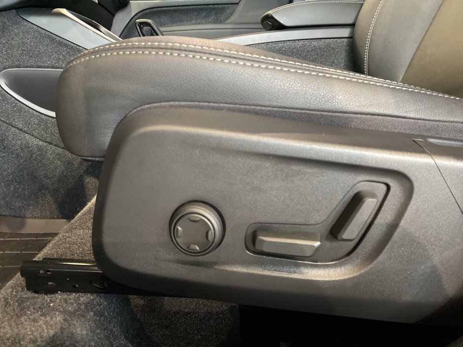 2025 Volvo XC40 B5 AWD Core Bright Theme-13