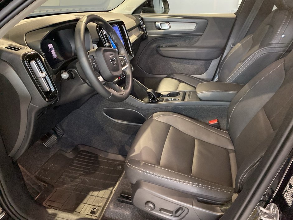 2025 Volvo XC40 B5 AWD Core Bright Theme-9