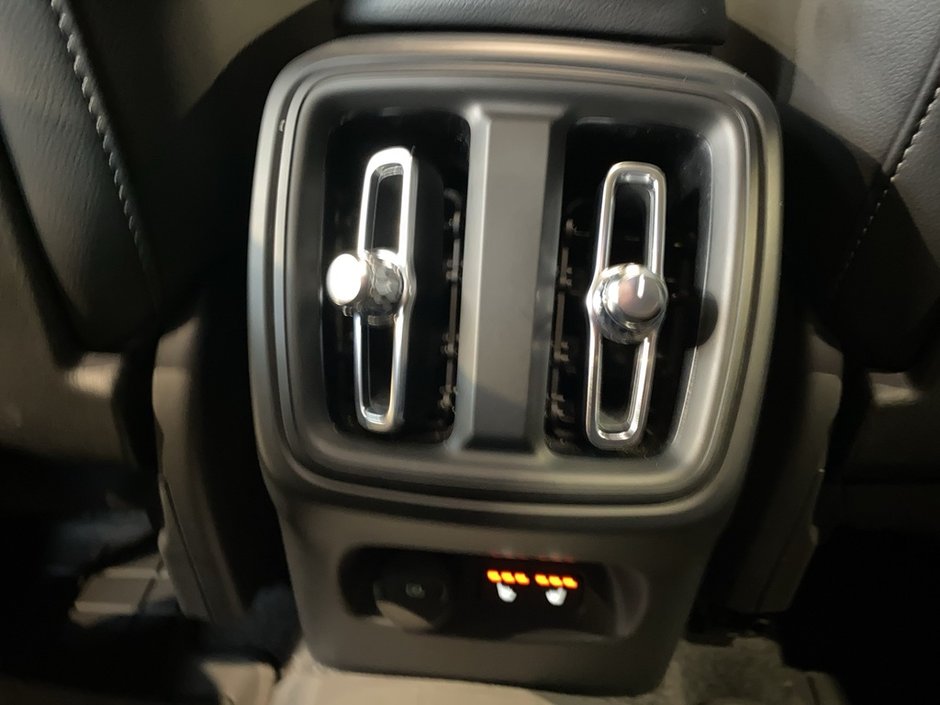 2025 Volvo XC40 B5 AWD Core Bright Theme-18