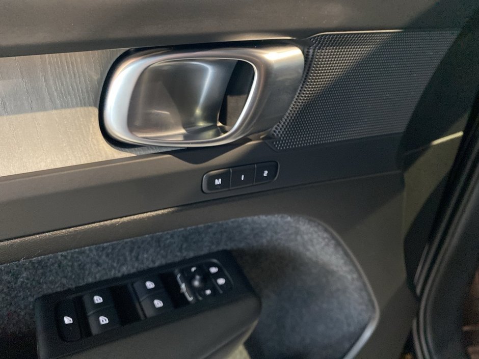 2025 Volvo XC40 B5 AWD Core Bright Theme-11