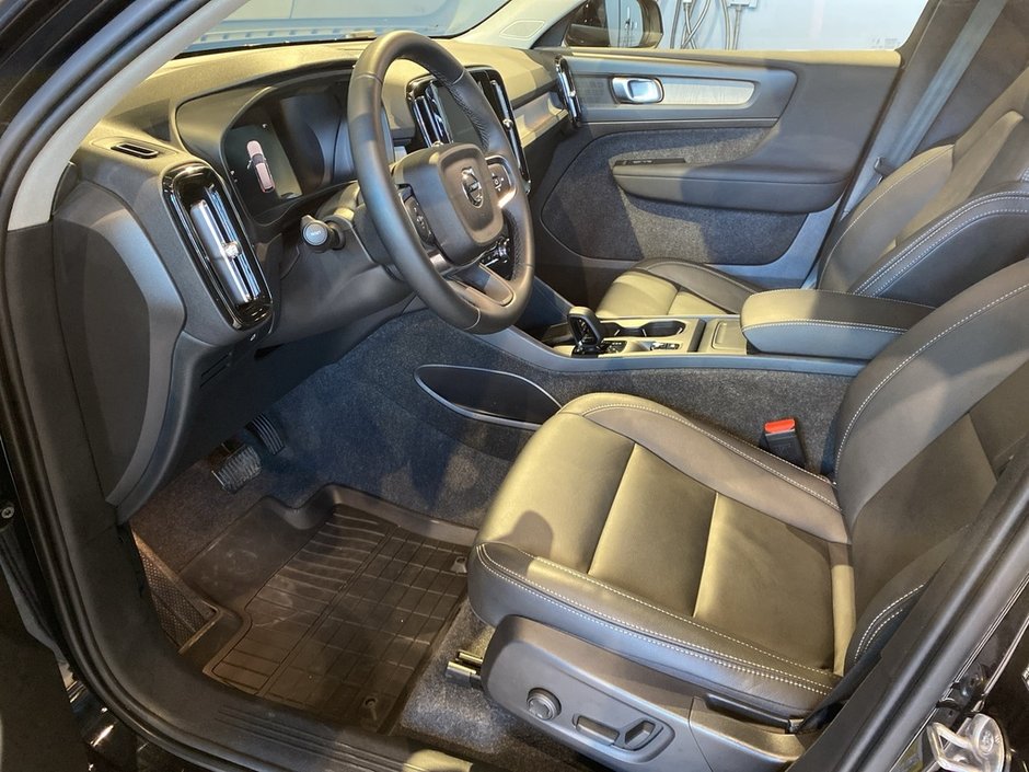 2025 Volvo XC40 B5 AWD Core Bright Theme-9