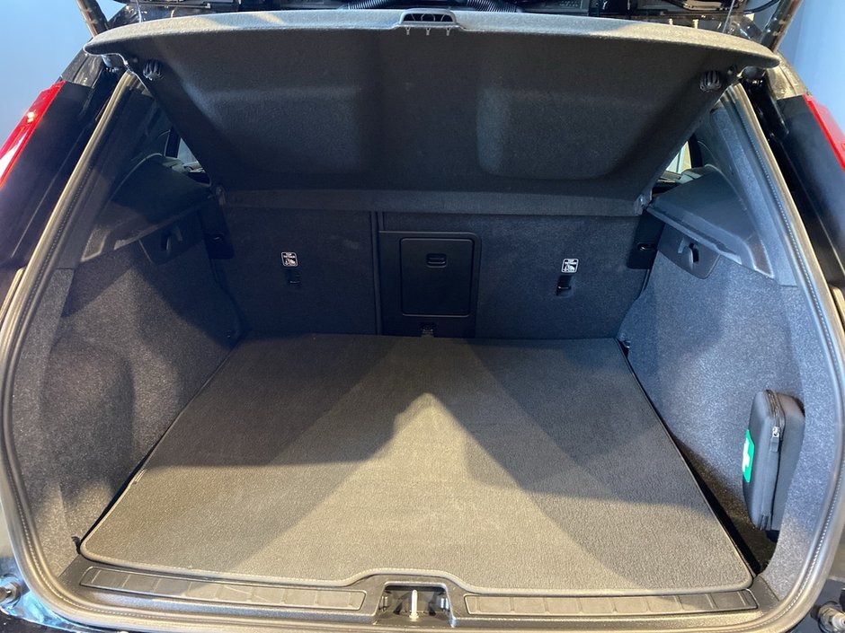 2025 Volvo XC40 B5 AWD Core Bright Theme-19