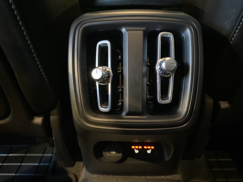 2025 Volvo XC40 B5 AWD Core Bright Theme-18