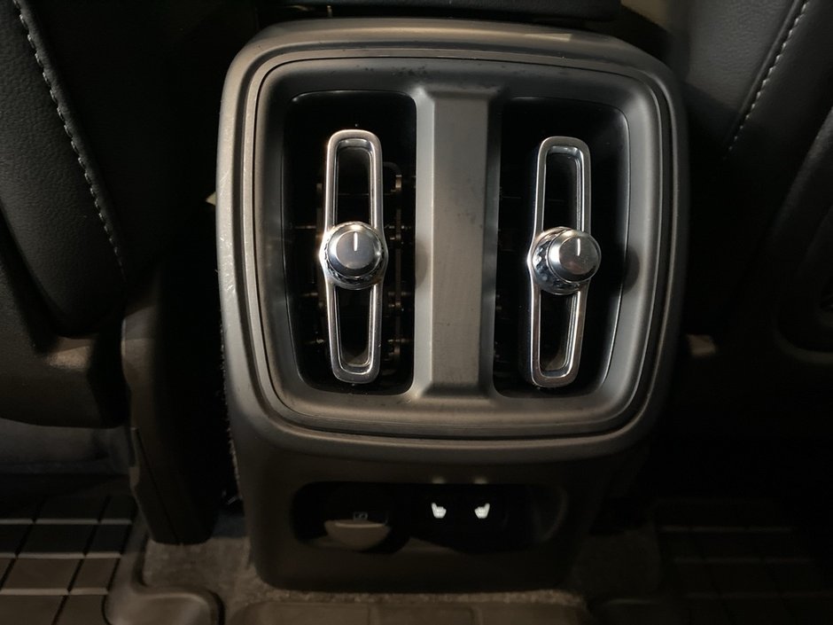 2025 Volvo XC40 B5 AWD Core Bright Theme-17