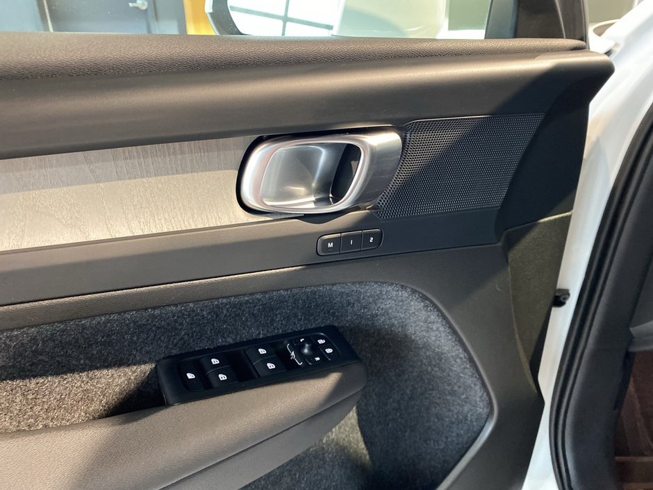 2025 Volvo XC40 B5 AWD Core Bright Theme-10