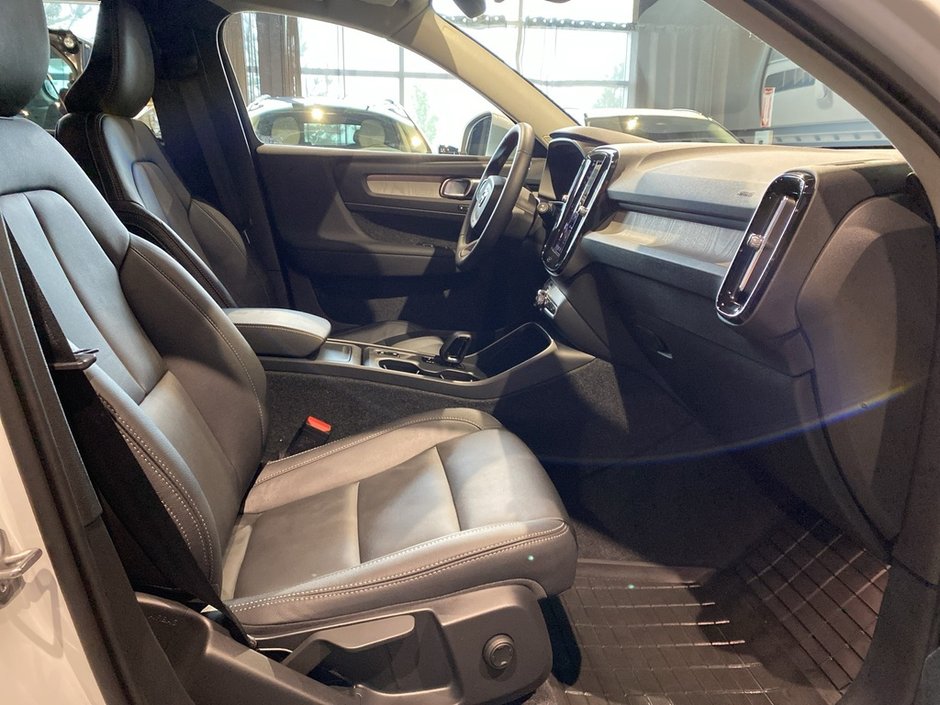 2025 Volvo XC40 B5 AWD Core Bright Theme-21