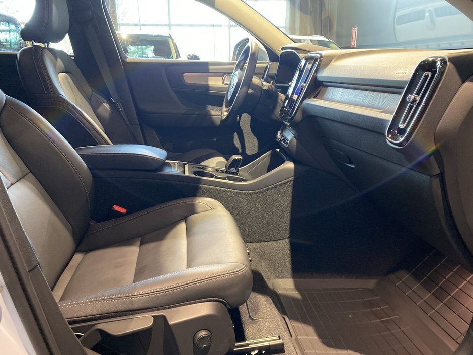 2025 Volvo XC40 B5 AWD Core Bright Theme-22