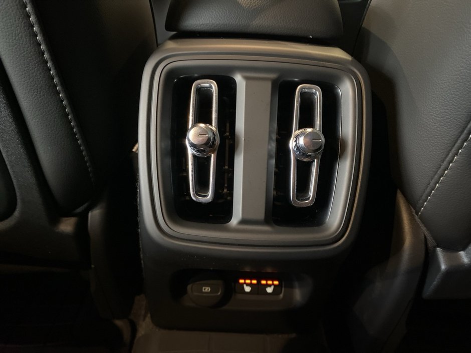 2025 Volvo XC40 B5 AWD Core Bright Theme-18