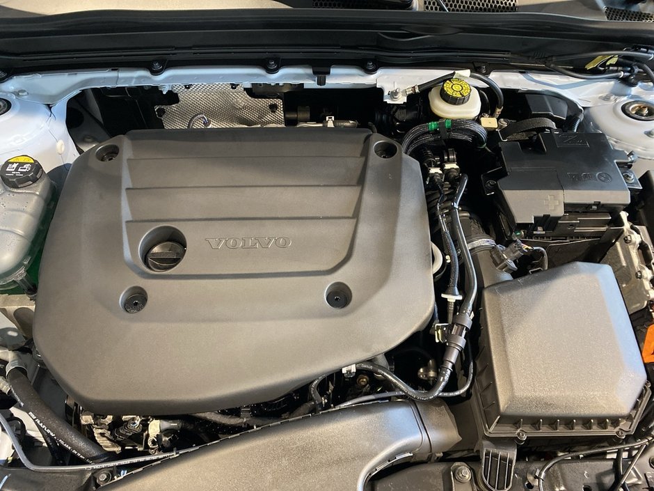 2025 Volvo XC40 B5 AWD Core Bright Theme-24