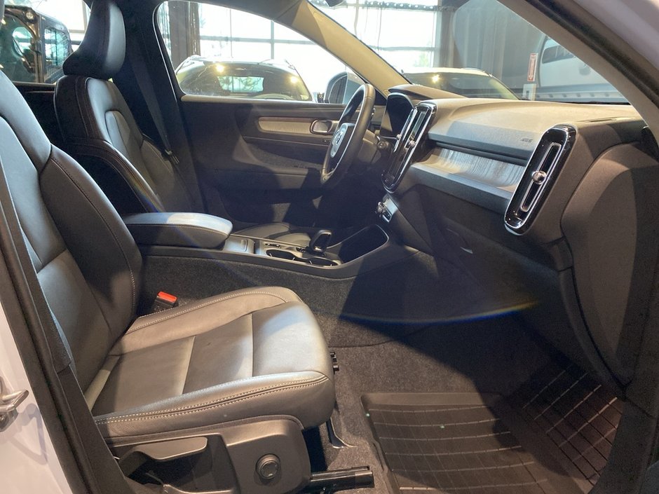 2025 Volvo XC40 B5 AWD Core Bright Theme-20