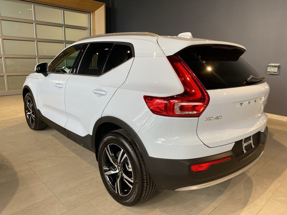 2025 Volvo XC40 B5 AWD Core Bright Theme-1