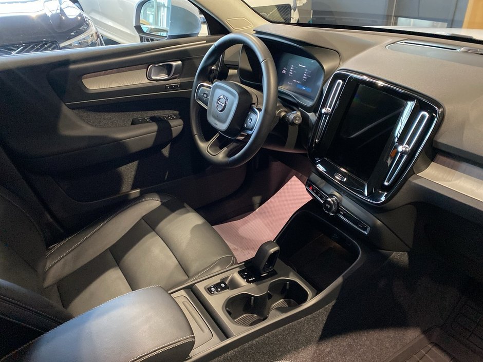 2025 Volvo XC40 B5 AWD Core Bright Theme-21