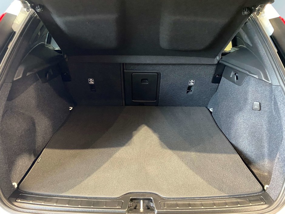 2025 Volvo XC40 B5 AWD Ultra Dark Theme-19