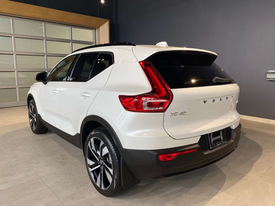 2025 Volvo XC40 B5 AWD Ultra Dark Theme-2