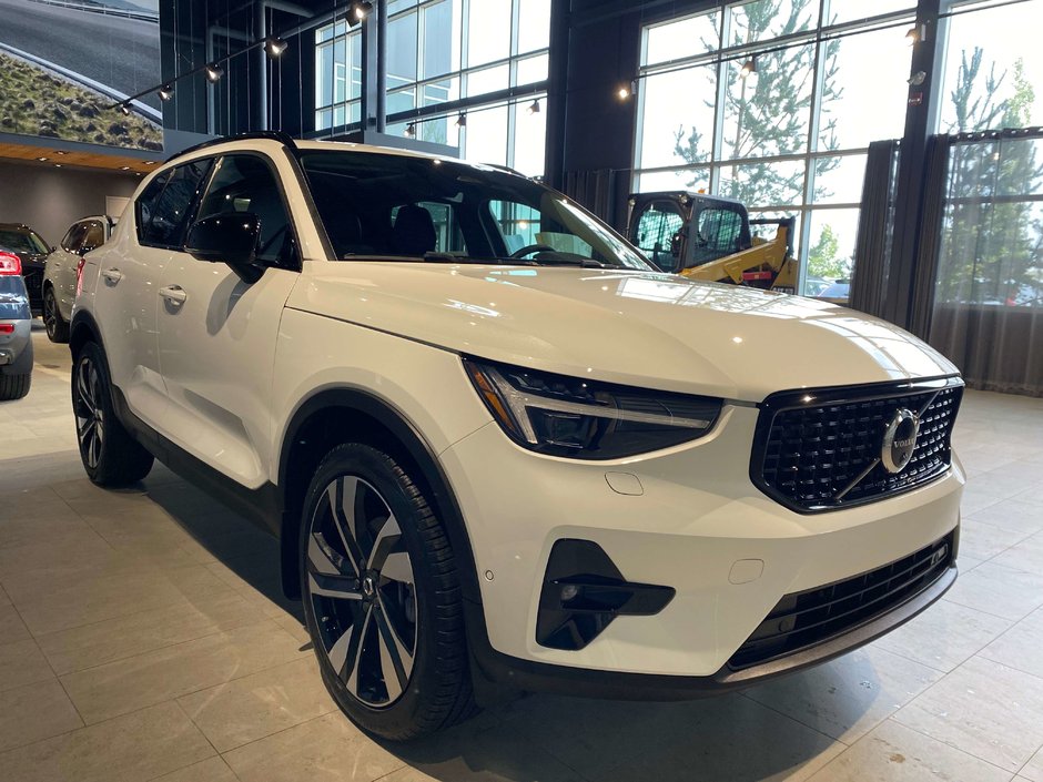 2025 Volvo XC40 B5 AWD Ultra Dark Theme-6