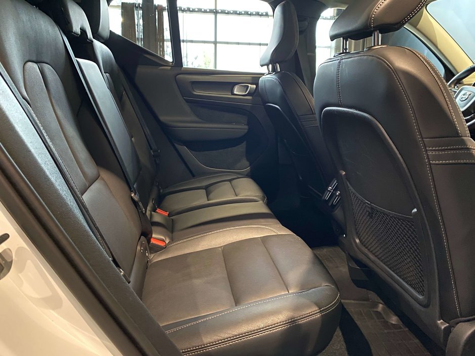 2025 Volvo XC40 B5 AWD Ultra Dark Theme-21