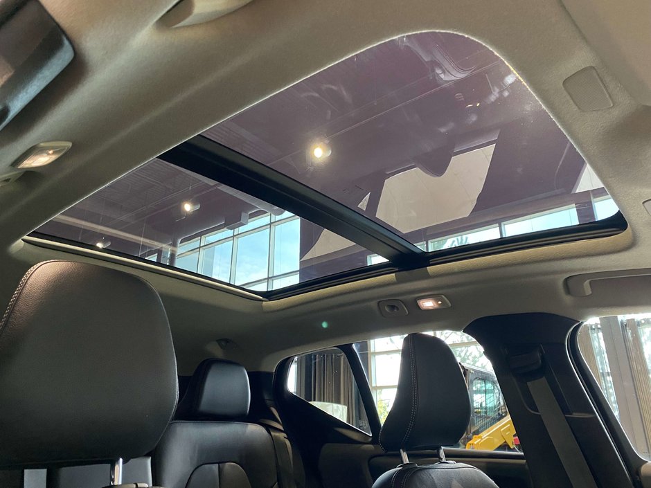 2025 Volvo XC40 B5 AWD Ultra Dark Theme-24