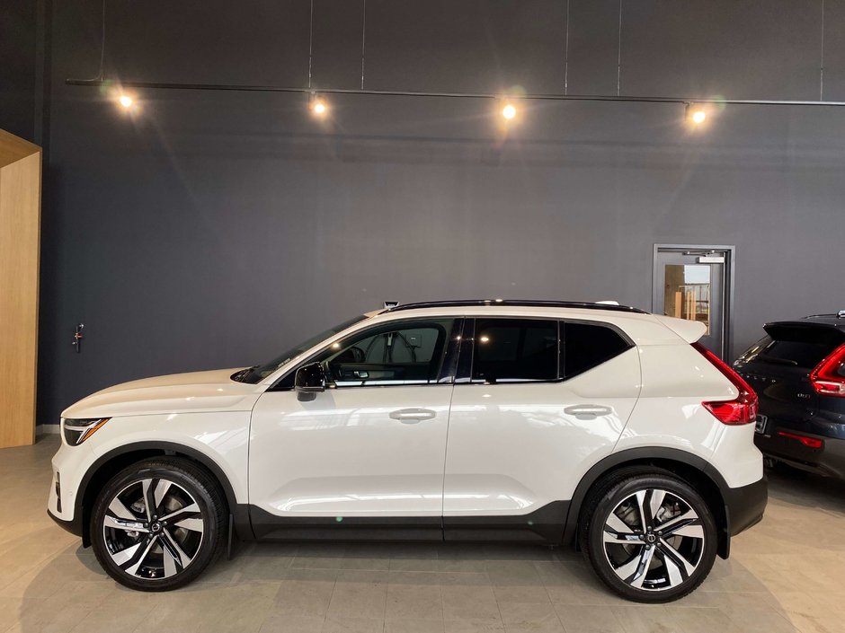 2025 Volvo XC40 B5 AWD Ultra Dark Theme-1