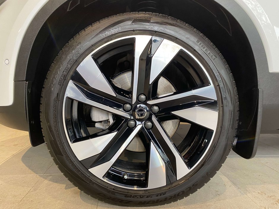 2025 Volvo XC40 B5 AWD Ultra Dark Theme-8