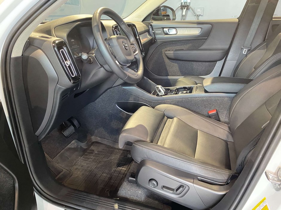 2025 Volvo XC40 B5 AWD Ultra Dark Theme-9