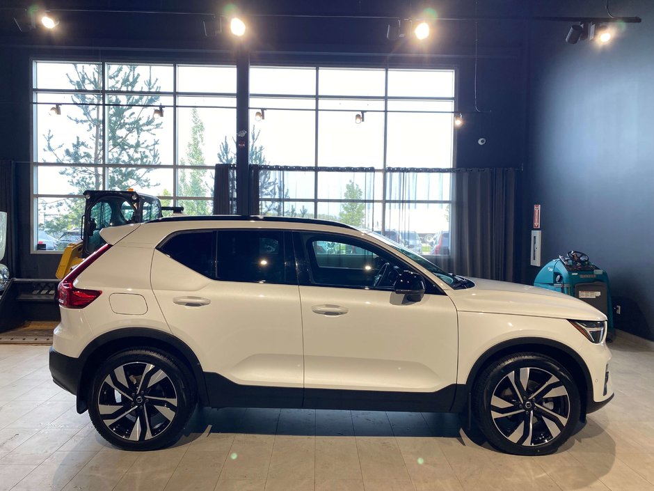 2025 Volvo XC40 B5 AWD Ultra Dark Theme-5
