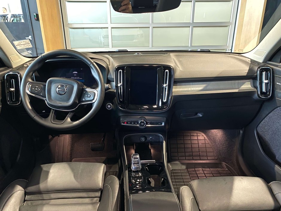2025 Volvo XC40 B5 AWD Ultra Dark Theme-10