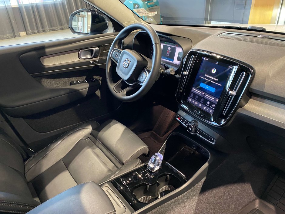 2025 Volvo XC40 B5 AWD Ultra Dark Theme-23