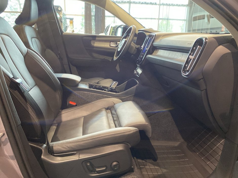 2026 Volvo XC40 B5 AWD Plus Dark Theme-22