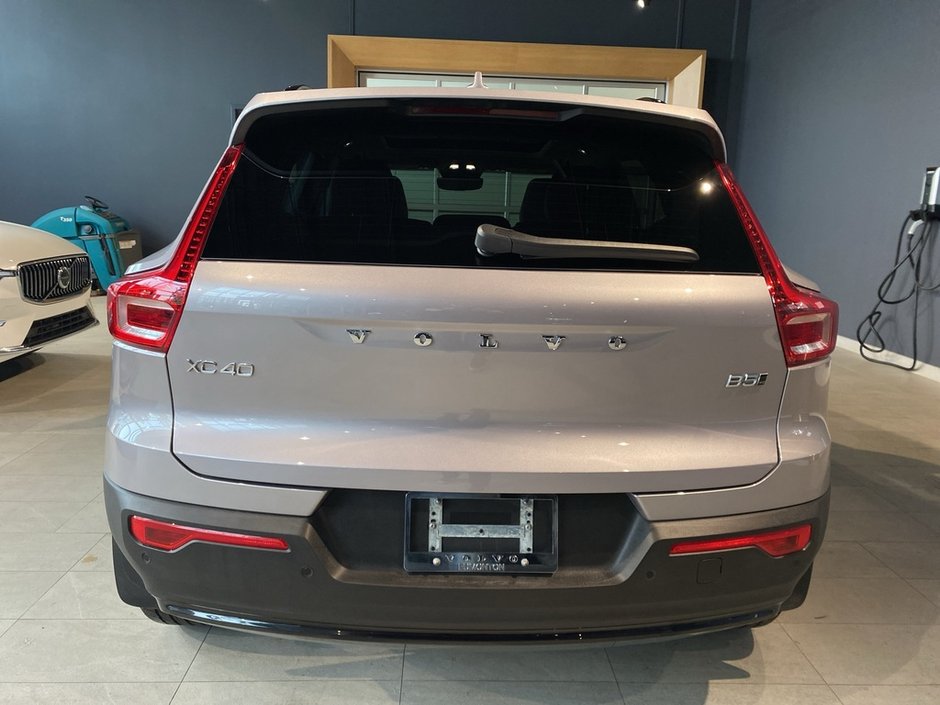 2026 Volvo XC40 B5 AWD Plus Dark Theme-3