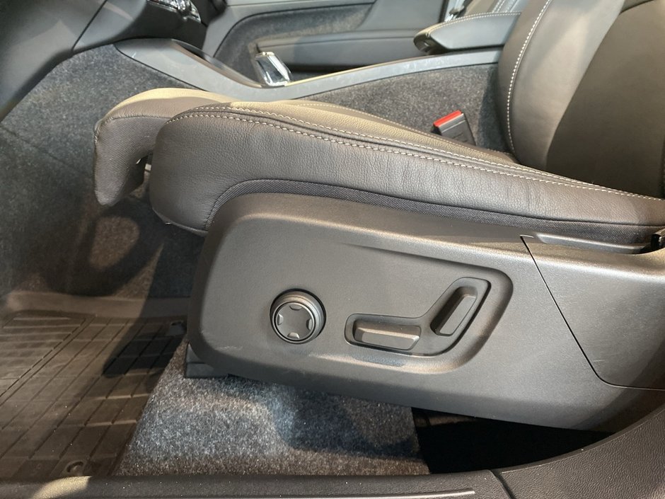 2026 Volvo XC40 B5 AWD Plus Dark Theme-13