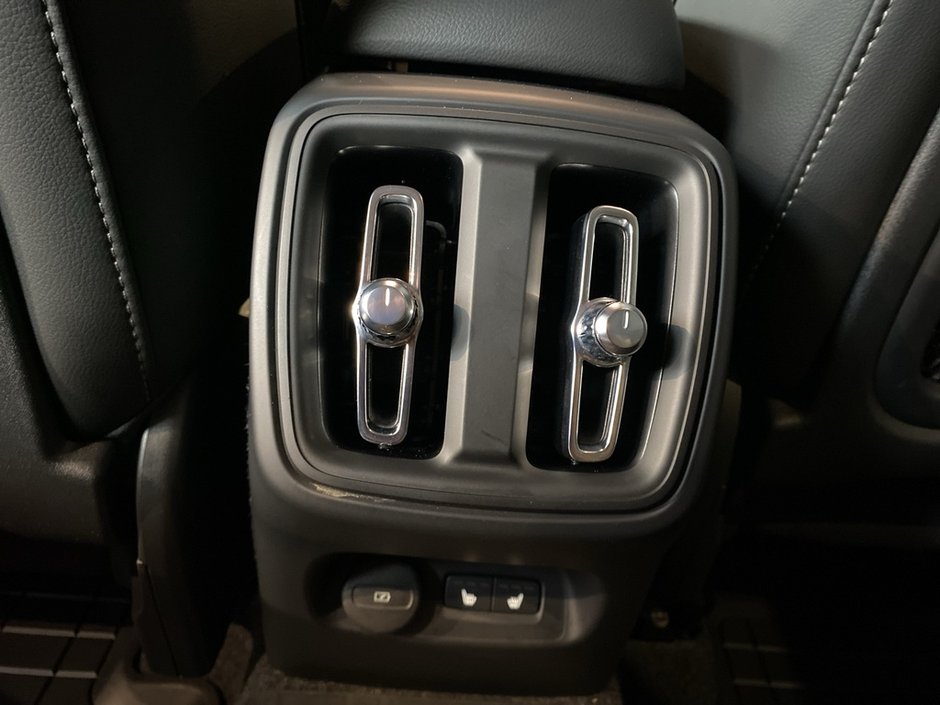 2026 Volvo XC40 B5 AWD Plus Dark Theme-18