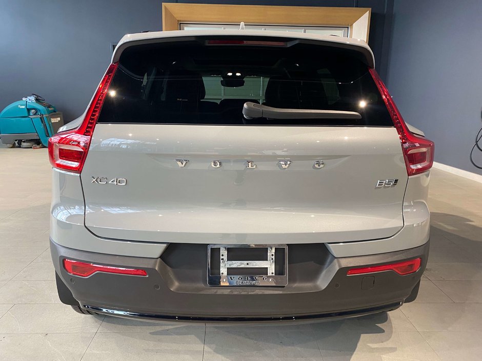 2026 Volvo XC40 B5 AWD Plus Dark Theme-3