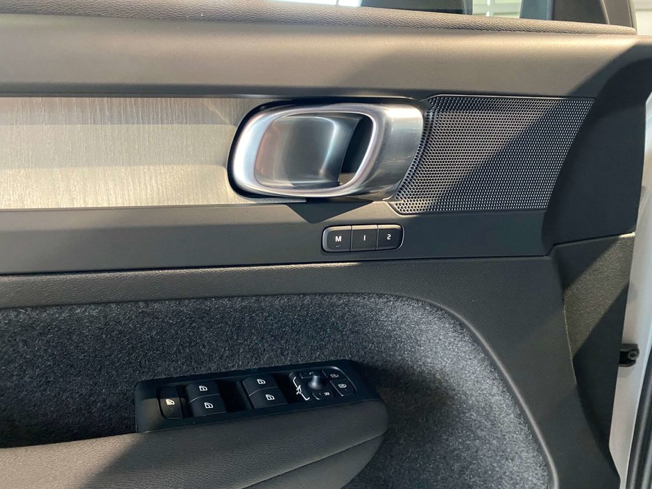 2026 Volvo XC40 B5 AWD Plus Dark Theme-11