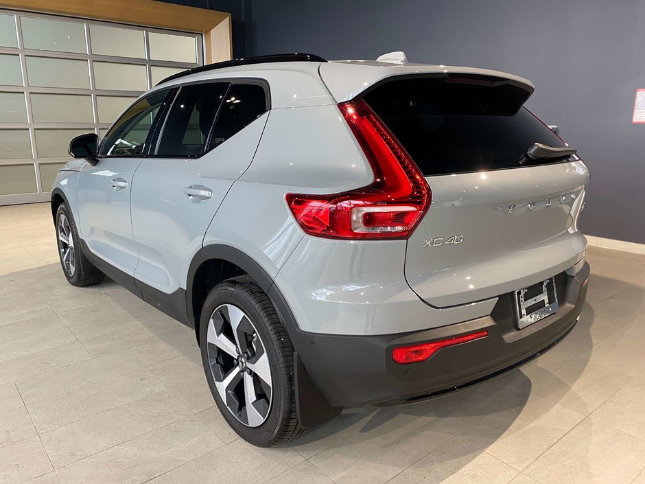 2026 Volvo XC40 B5 AWD Plus Dark Theme-2