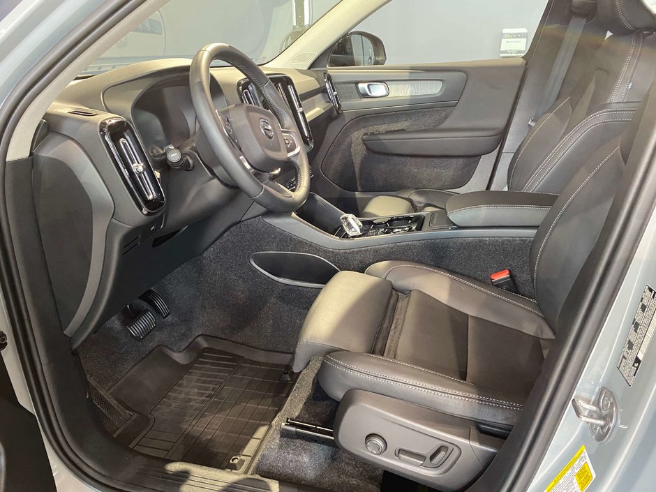 2026 Volvo XC40 B5 AWD Plus Dark Theme-9
