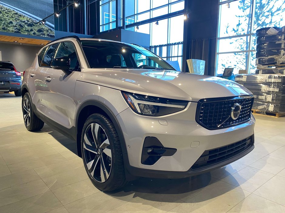 2026 Volvo XC40 B5 AWD Plus Dark Theme-5