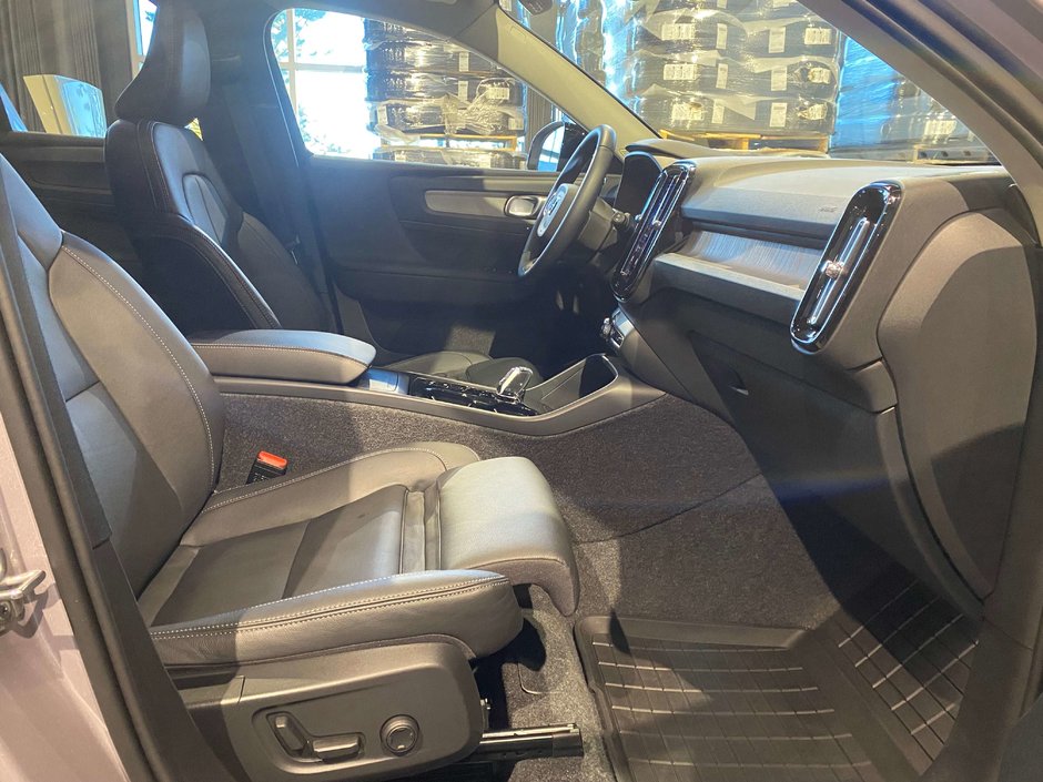 2026 Volvo XC40 B5 AWD Plus Dark Theme-22