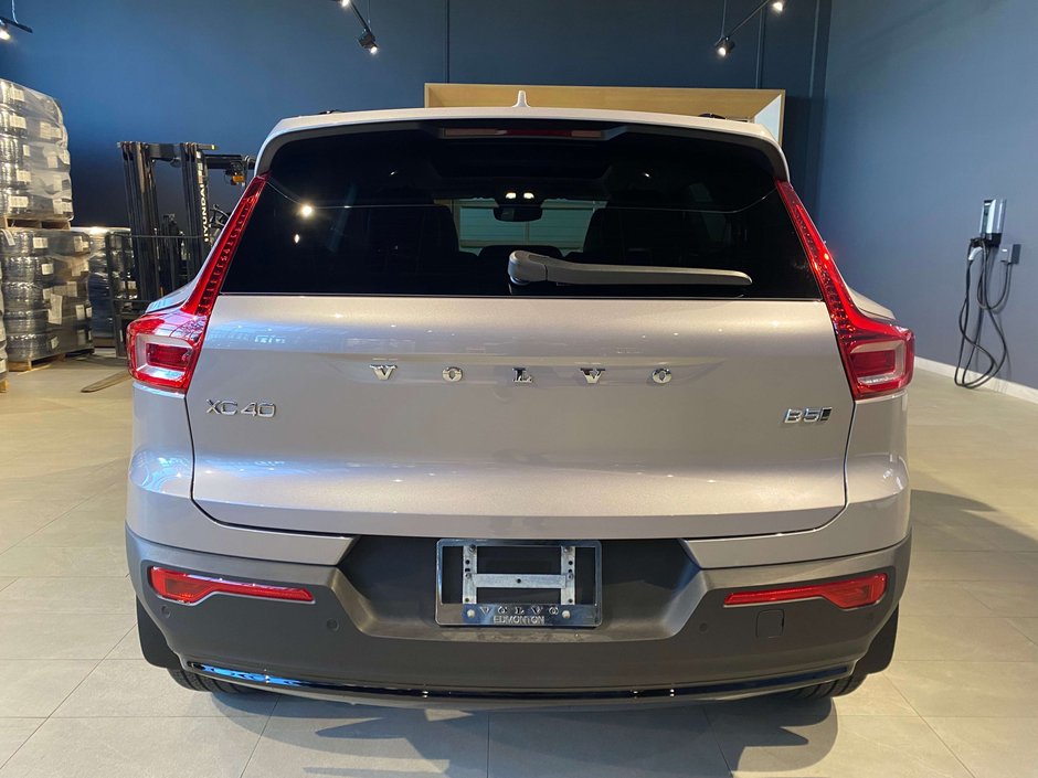 2026 Volvo XC40 B5 AWD Plus Dark Theme-3