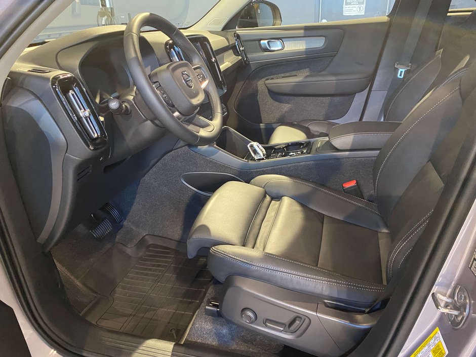 2026 Volvo XC40 B5 AWD Plus Dark Theme-9