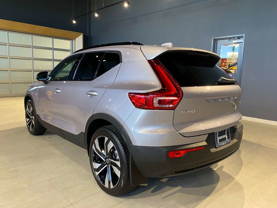 2026 Volvo XC40 B5 AWD Plus Dark Theme-2