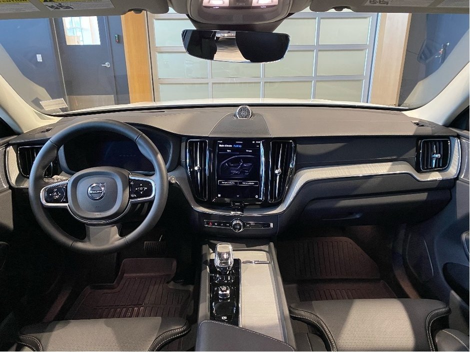 2025 Volvo XC60 Plug-In Hybrid T8 AWD Ultra Dark Theme-10