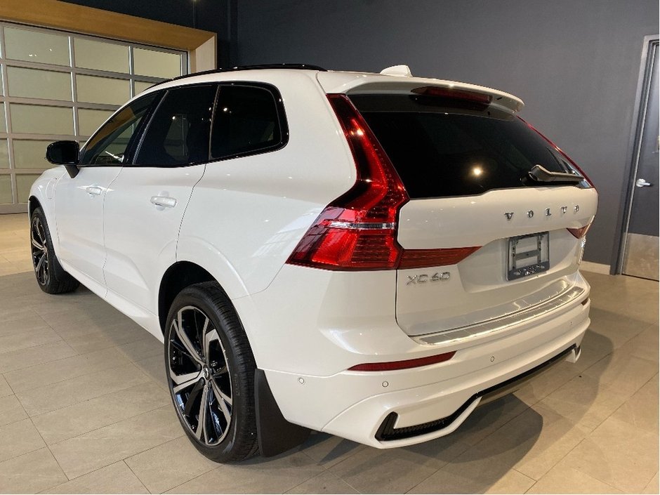 2025 Volvo XC60 Plug-In Hybrid T8 AWD Ultra Dark Theme-2