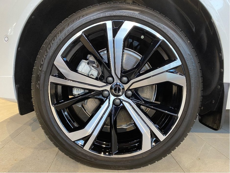 2025 Volvo XC60 Plug-In Hybrid T8 AWD Ultra Dark Theme-8