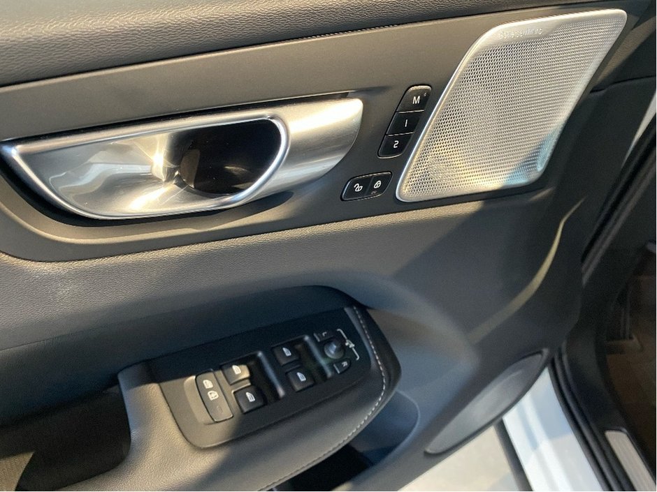 2025 Volvo XC60 Plug-In Hybrid T8 AWD Ultra Dark Theme-11