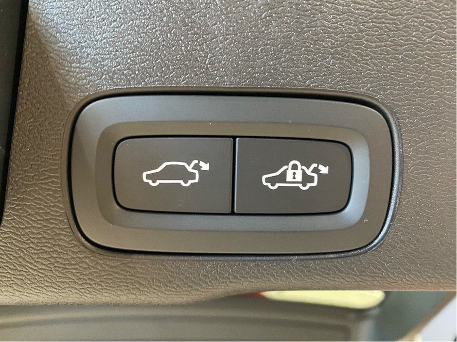 2025 Volvo XC60 Plug-In Hybrid T8 AWD Ultra Dark Theme-19