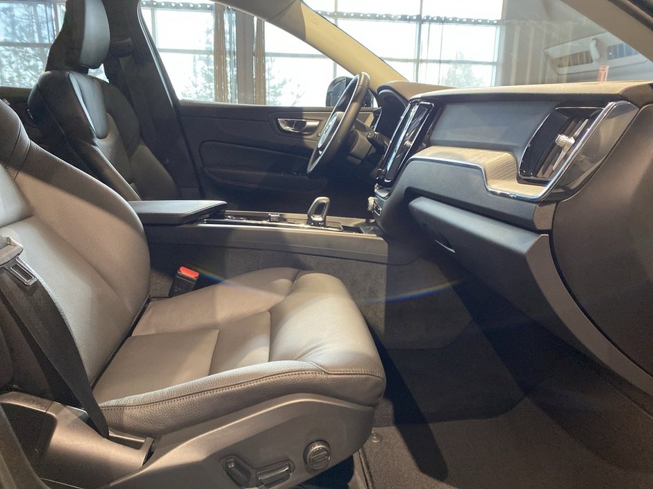 2025 Volvo XC60 Plug-In Hybrid T8 AWD Plus Dark Theme-22